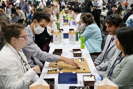 【万博】男女一組「ペア碁」で熱戦　35カ国・地域400人参加