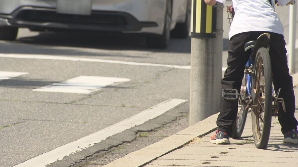 【交通】信号機のない横断歩道で自転車に乗って停まっている人は、歩行者扱い？それとも車の仲間？