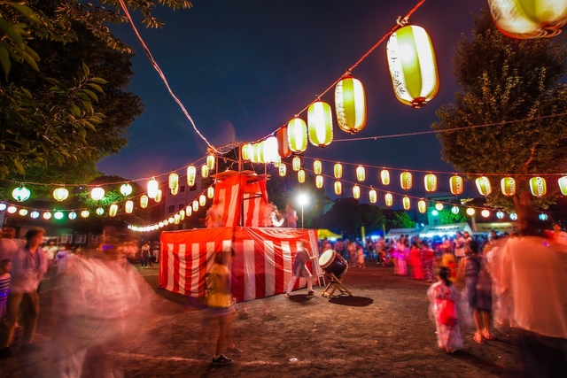 【四国某所】夏祭りで『フェス』さながらに騒ぐ外国人観光客に地元の人たちが困惑「和やかな雰囲気が台無し」