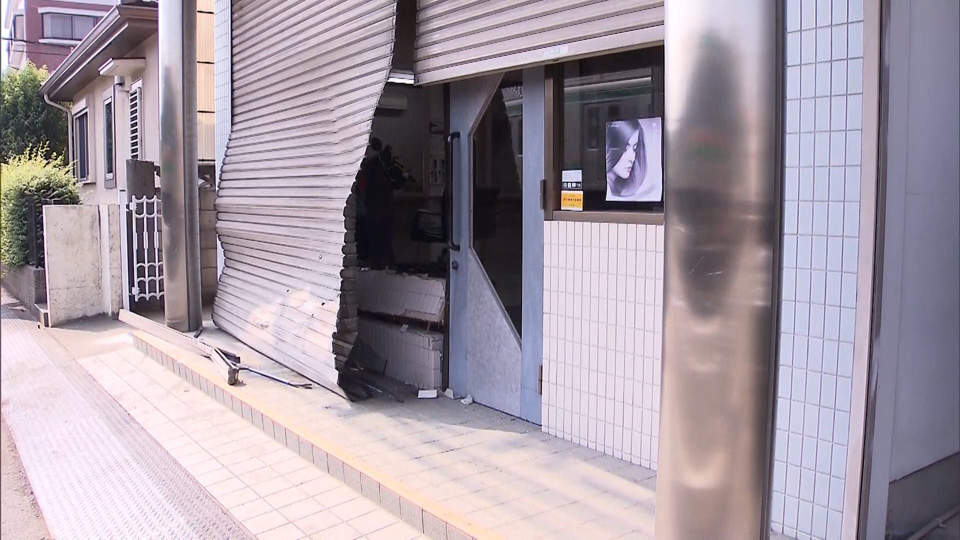 【埼玉】飲酒運転の車が美容室に突っ込む…26歳女を逮捕「運転代行呼ぶとお金かかる」パトカーから逃走　上尾市