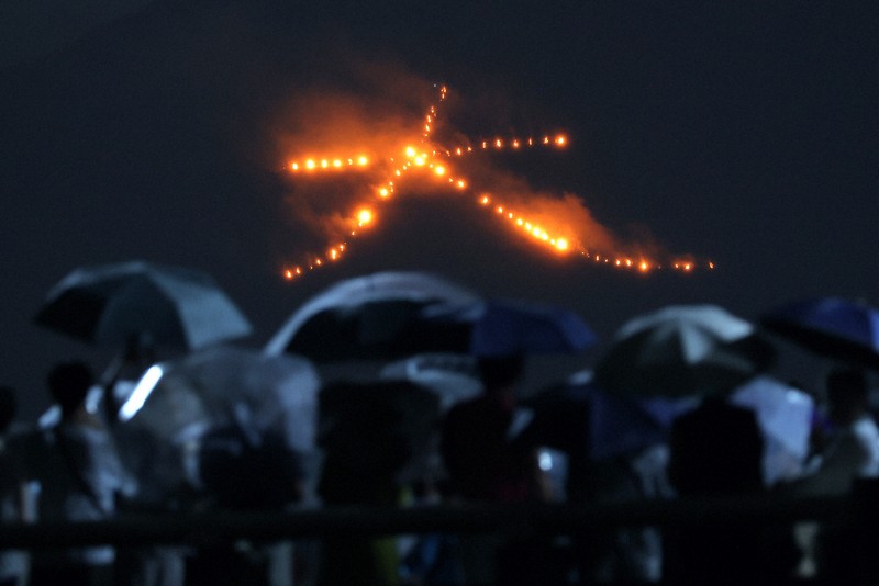 【大】京都 お盆の伝統行事「五山送り火」古都の夜空照らす