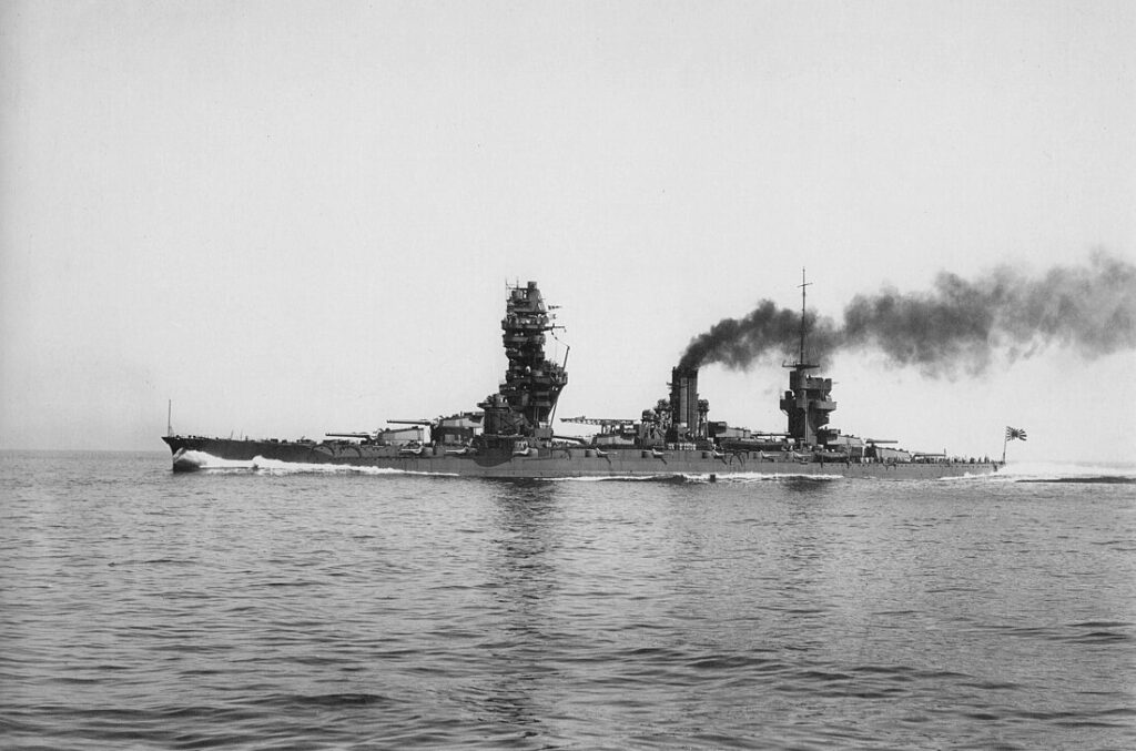 【大日本帝国海軍】艤装工事にて「第四砲塔」を組み立て中の戦艦日向