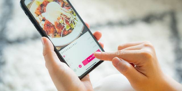 【弁護士解説】客のギガに「タダ乗り」…飲食店「スマホ注文」にモヤモヤ…店側に「通信料」請求することは可能か