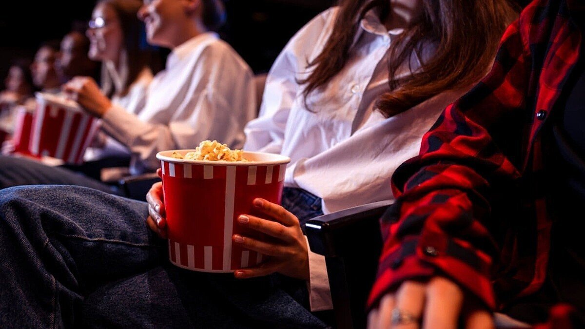 【映画】映画館が「観客のマナー違反」で異例の謝罪…「最前列の男性がスマホ画面を点灯させ続けた」「注意されてもやめず」