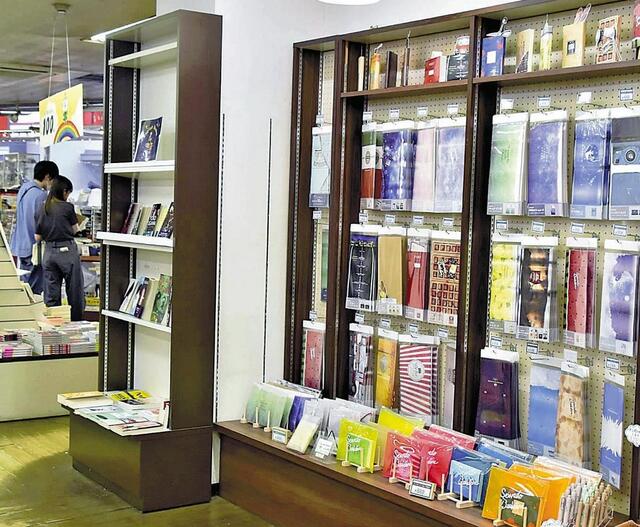 【本】20年間で公共図書館は500館増えたのに、書店数は半減…現場から見えた「人が集まる」工夫