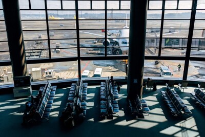 【活動停止にするべき】 韓国アイドルのマネージャーが羽田空港で通行人を暴行？過剰警護に批判殺到