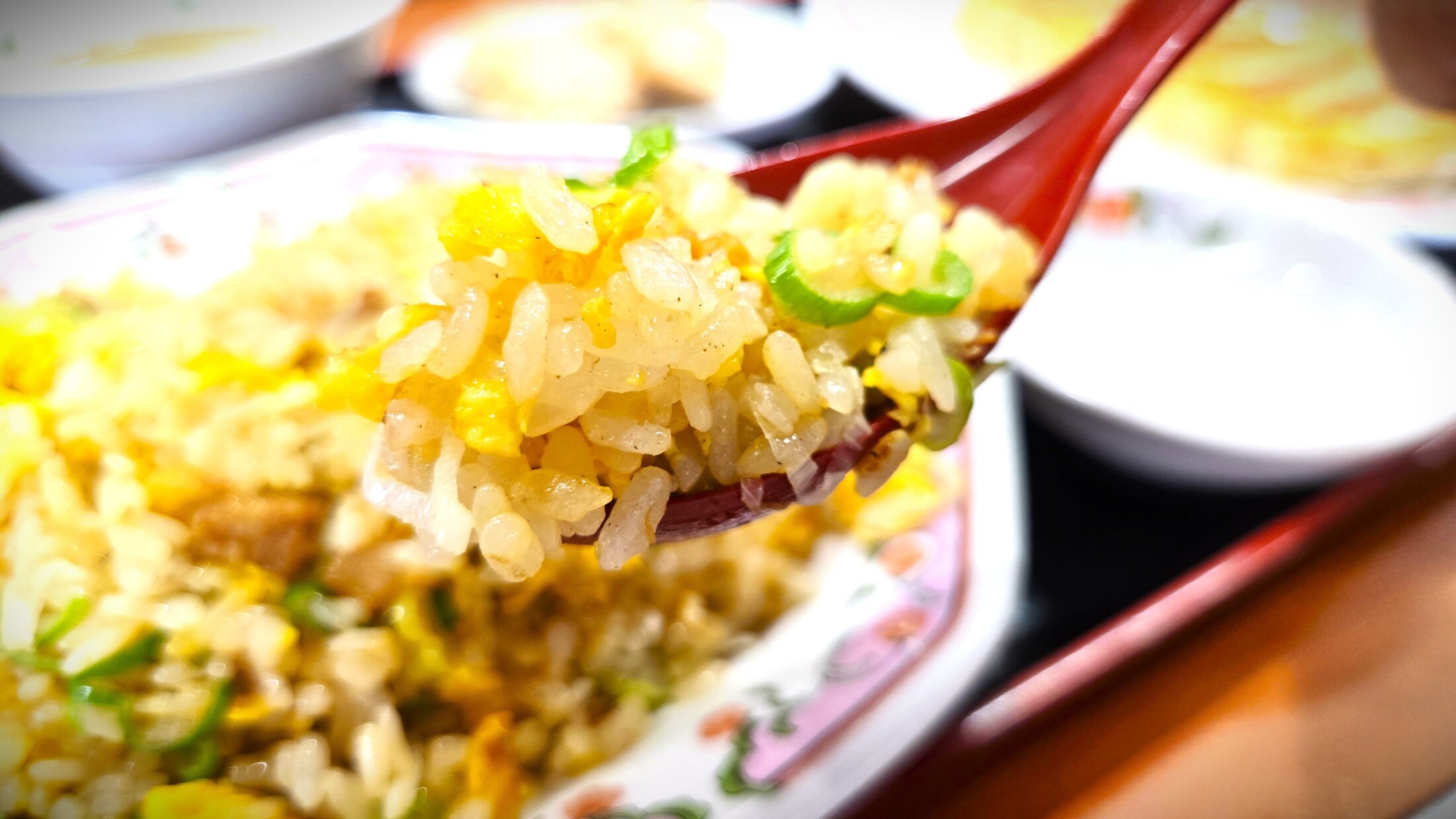 【炒飯】「チャーハン、最後の一口をどう食べるか問題」箸を使う？意地でもれんげで？調べてみると…本場中国の人は茶碗に箸で！