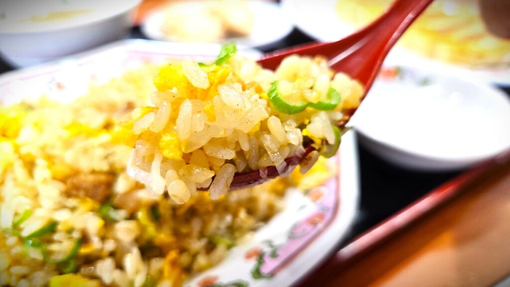 【炒飯】「チャーハン、最後の一口をどう食べるか問題」箸を使う？意地でもれんげで？調べてみると…本場中国の人は茶碗に箸で！