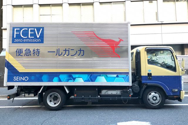 【特集】「便急特ールガンカ」「ンレチエ化酸」トラックの右側面に書かれた「逆配列の文字」！　わざわざ読みにくく書かれる「納得の理由」