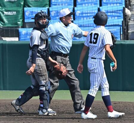【甲子園】仙台育英　2人の選手が足をつって運び出される　7回に捕手、8回に右翼手