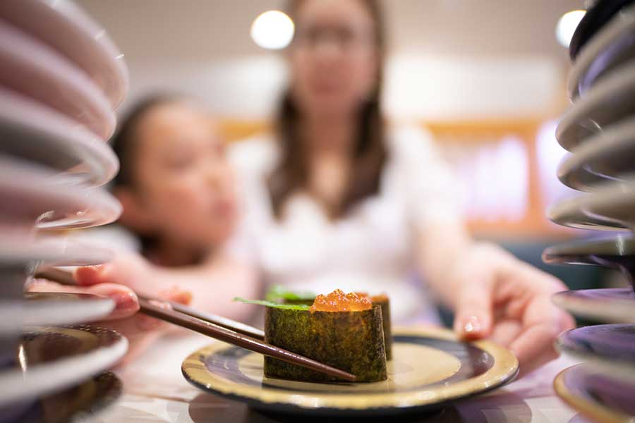 【社会】「すごい神経してんな」　回転ずしで迷惑騒ぎの子どもだけボックス席、店員の注意に母親が非常識言動…怒り殺到
