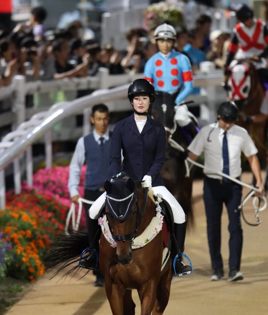【競馬】元JRA騎手の藤田菜七子さんが門別で誘導馬に騎乗、トークイベントではノースリーブで元気な姿見せる