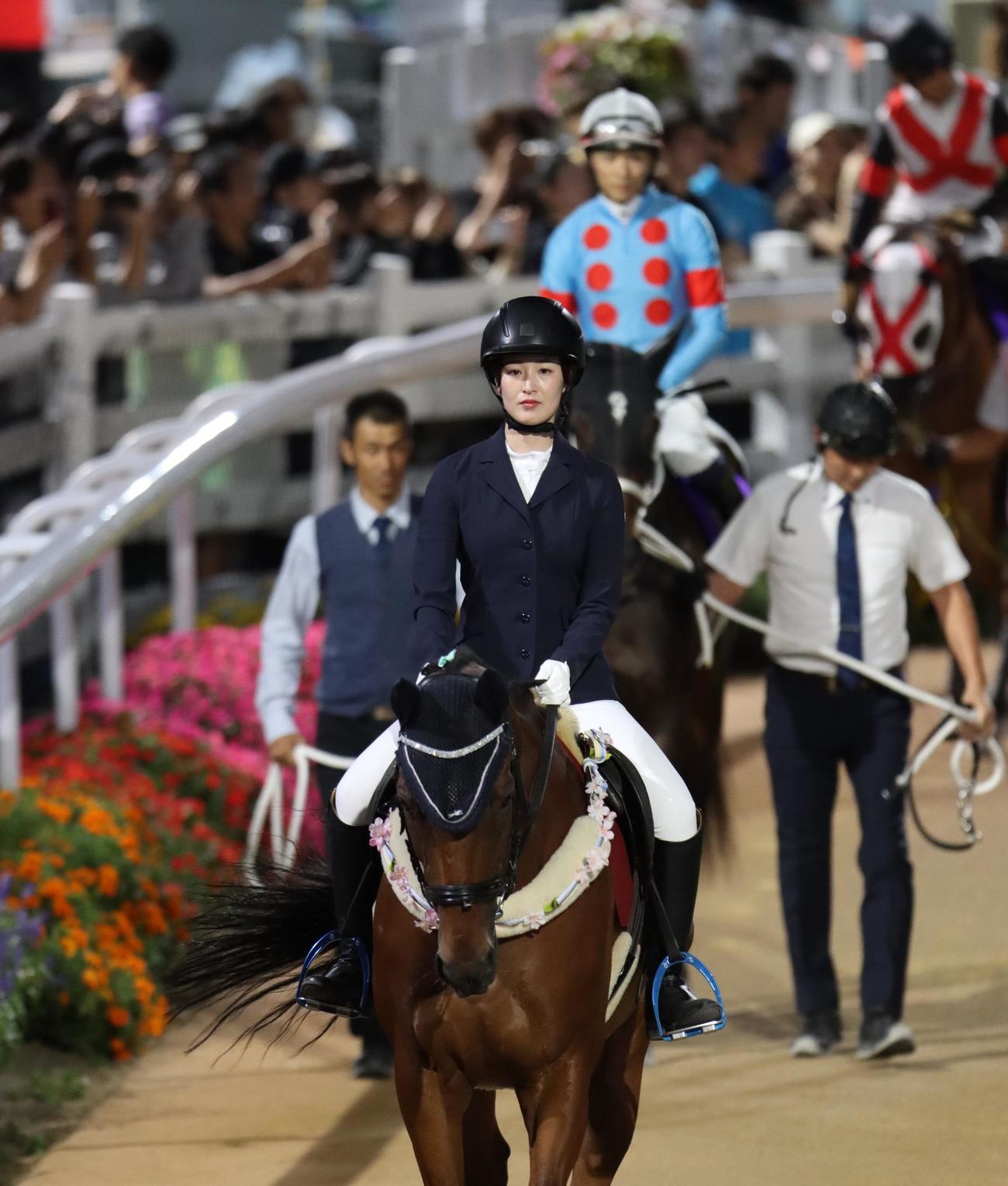 【競馬】元JRA騎手の藤田菜七子さんが門別で誘導馬に騎乗、トークイベントではノースリーブで元気な姿見せる