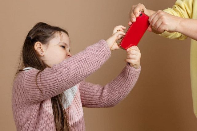 【育児】「危ないから子供にスマホを持たせない」は最悪…ホリエモンが「親はゲームもYouTubeも禁止するな」と説くワケ