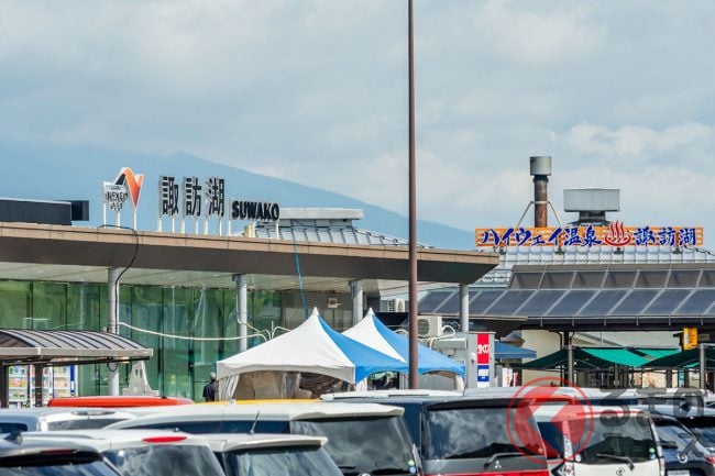 【諏訪花火】高速SA「1台も入れさせません！」 NEXCO異例の「完全“封鎖”作戦」実施！ 花火“タダで見物客”殺到で「SA満車」「大渋滞」に発展… 「諏訪湖SA」15日午後全面閉鎖へ