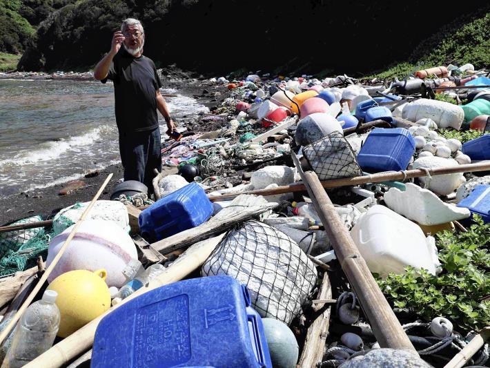 【長崎】対馬の浜辺にアジアからポリタンクやペットボトル大量に漂着…健康影響も懸念、「国際的なルール必要」