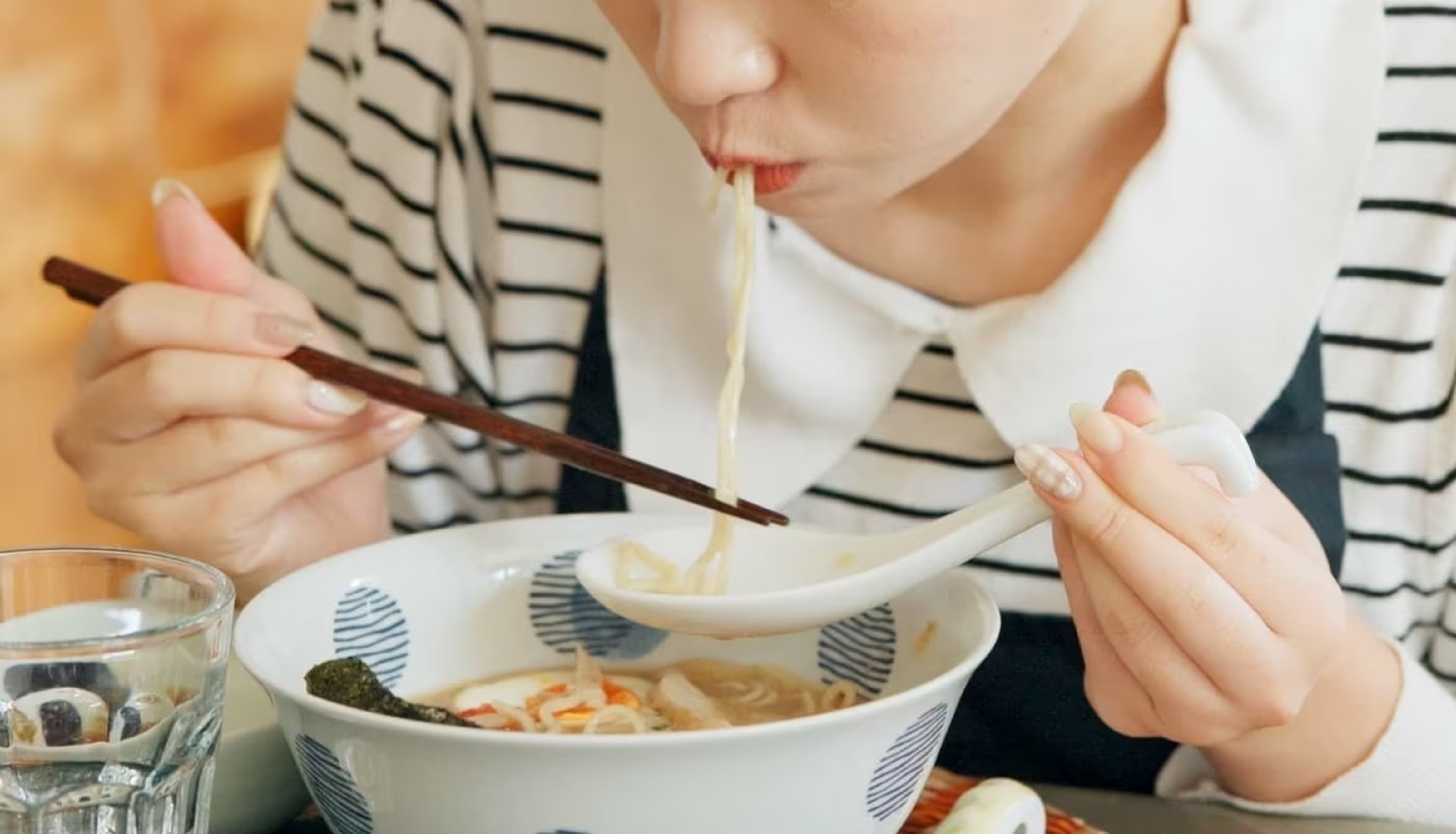 【韓国】 スプーン＆箸「両手で食べるのはマナー違反？」…新入社員の食事法に賛否