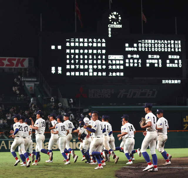 【高校野球】史上最も遅い試合開始→史上最も遅い終了　タイブレークの末、綾羽が初出場初勝利　史上初の継続試合は回避