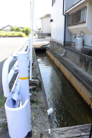 【鹿児島】温泉の街に盲点…源泉流れ込む水路に男性転落、全身やけど負い死亡　周辺は通学路、両親が対策訴え「知らない人多い」　指宿市