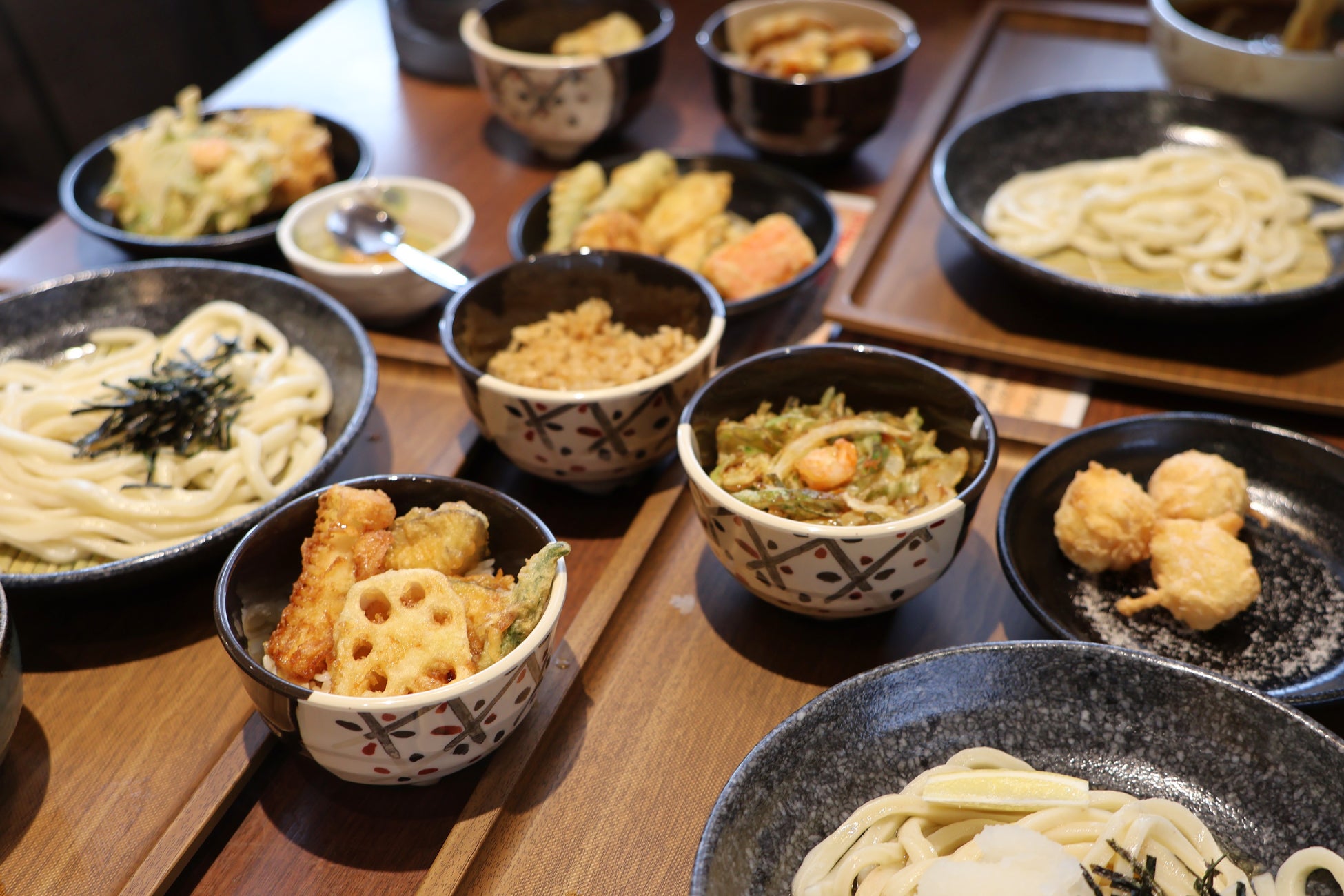 うどん×天ぷら×ごはん食べ放題、税込968円より　イオングループのオリジン弁当が「武蔵野うどん小麦晴れ」をオープン 画像あり