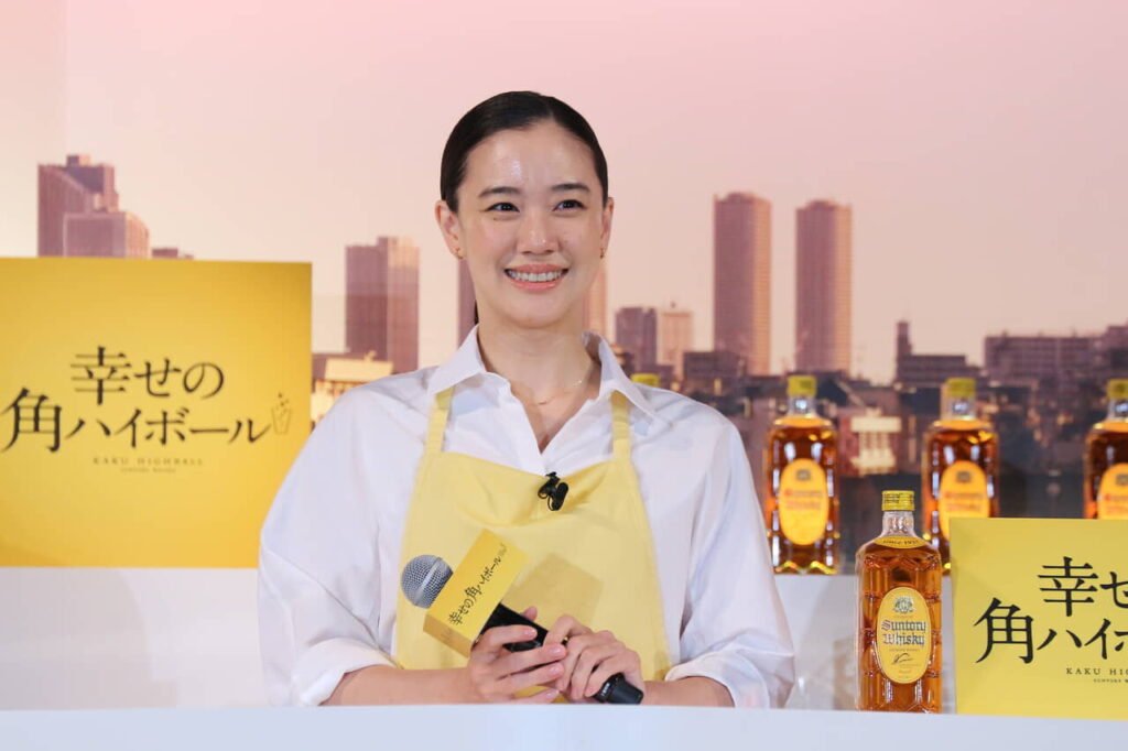 こんな店主がいたら深酒しそう…蒼井優がサントリーイベントで黄色いエプロン披露！