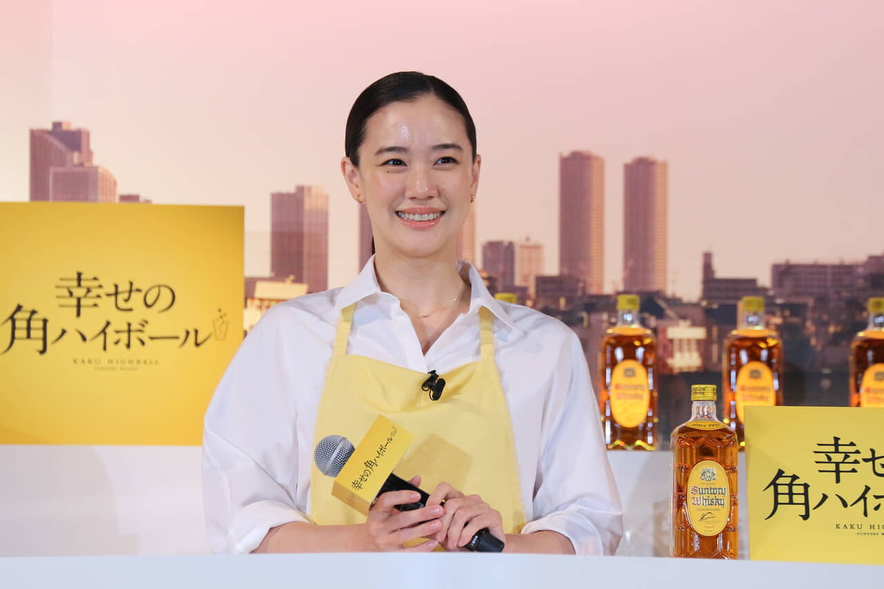 こんな店主がいたら深酒しそう…蒼井優がサントリーイベントで黄色いエプロン披露！