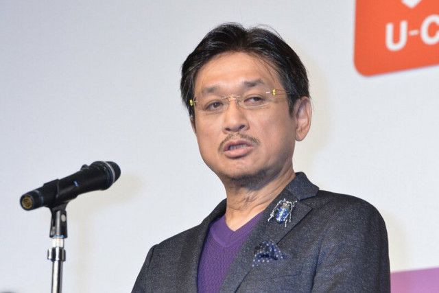 やくみつる氏が今年の流行語大賞に〝チラ見せ〟を推すと明言　表彰式で２つ折りの盾を「チラッと」