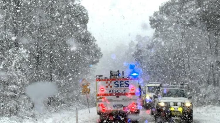 【☃】オーストラリアで記録的大雪　100台超の車両が立ち往生　数千世帯が停電…