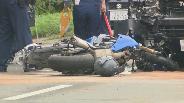 オートバイが車と正面衝突　フロント部分大破し20代男性ライダーが搬送先の病院で死亡