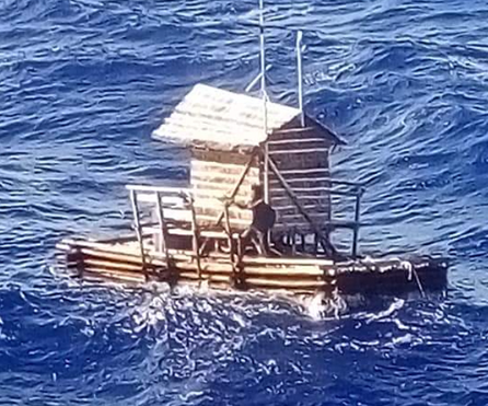 【海上で49日漂流して生還したインドネシア少年の知恵】衣服で海水を少し濾過して飲み、即席の竿で魚を釣った