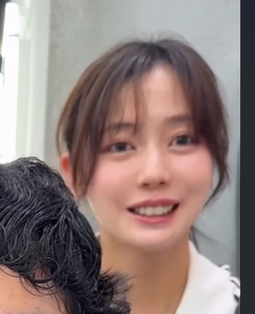 【画像】美人美容師「…手は尽くしました」チー牛「ｱｯ…ｯｽ…」