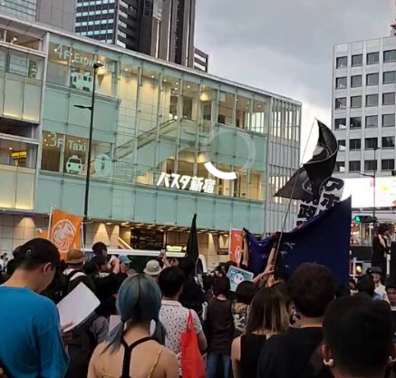 新宿南口で行われた参政党の演説に駆けつけた応援団もといストーカー反対派の方々がこちら