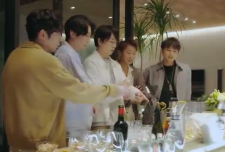【芸能】嵐、シャンパンを飲みながら談笑する最新ムービー公開  「大野くんビジュいい」「やっぱり5人だね」「空気感好きすぎる」