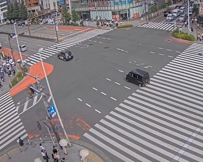 電動キックボードに乗った男　車にはねられる（動画あり）