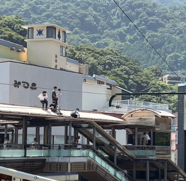 【どうして撮り鉄はク〇ばかりなのか？】箱根で、堂々と屋根に上って撮影する撮り鉄