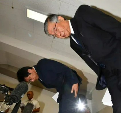 【画像】広陵高校、会見中に天井が下がってきて謝罪せざるを得なくなる