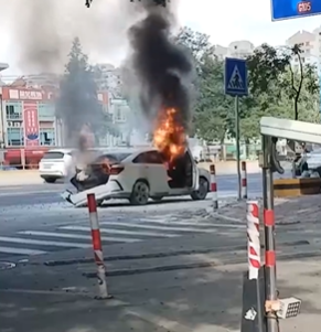中国にて自動車が爆発炎上🔥🚙🔥🔥