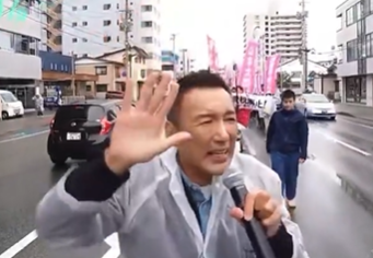 雨の中熱心に歌って踊るれいわ山本太郎代表の街頭演説