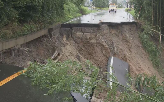 七尾市の国道249号で道路が陥没　というより断絶　車3台・3人が巻き込まれるも全員意識あり
