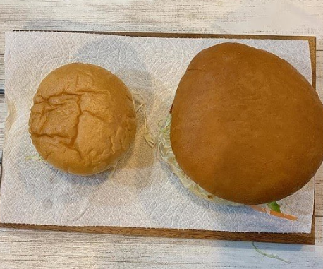 【( ﾟ∀ﾟ)ｱﾊﾊ八八ﾉヽﾉヽﾉヽﾉ ＼ / ＼/ ＼】コメダとマクドナルドのハンバーガーの大きさの違いが、もはや伝説級っ！