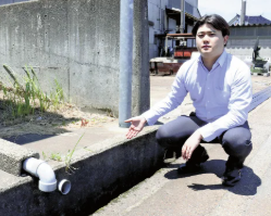 【富山】ホタル見に妻とドライブ中、道路左脇の側溝から後頭部　パジャマ姿の高齢女性が横向きにぴったり挟まる…Ｕターンして女性救う
