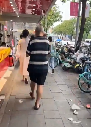街中を歩きながらゴミを撒き散らす中国人