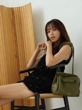 【芸能】エビちゃん・蛯原友里 45歳　圧巻の美脚を披露！　「足長すぎ」異次元の超ミニ丈で神スタイル　圧倒的オーラ健在「綺麗すぎ」