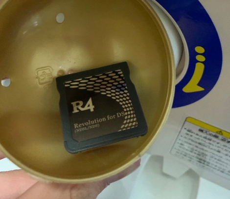 スーパーのガチャガチャで大当たりを引いたら蓮舫がでました。