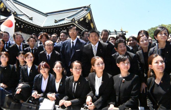 お盆の靖国参拝は戦没者追悼なんだが､何故参政党議員は総出でお祝いの白ネクタイでﾆﾔﾆﾔしてたんだ？
