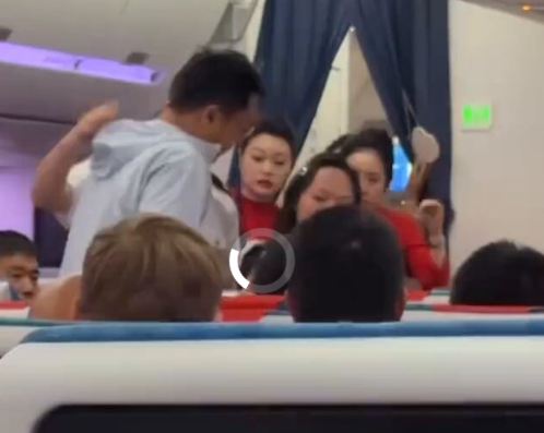中国人たちが列車内で喧嘩し、女性が一瓶の水を丸ごと相手の頭にぶちまける