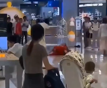中国人女性、24万元のネックレスが欲しいと母親におねだりするも渋られて大暴れ