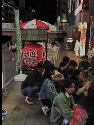 【不逞外国人／路上飲み禁止条例】渋谷区では一向に改善されず、新宿区ではこのとおり。地べたに座って宴会するベトナム人