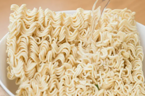 インスタントラーメン３袋を調理せずバリバリ食べたエジプトの１０代の少年、腹痛・嘔吐の症状を訴えて死亡