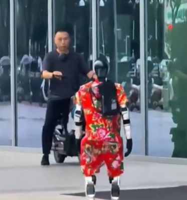 中国人の行動を学習したAIロボット、当たり屋を試みようとする
